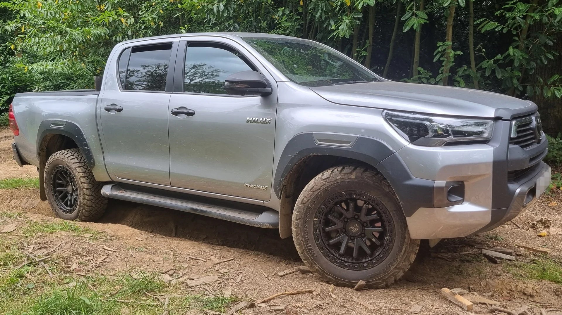 TOYOTA HILUX (2016+) WITH MAGPIE M-02 WHEELS