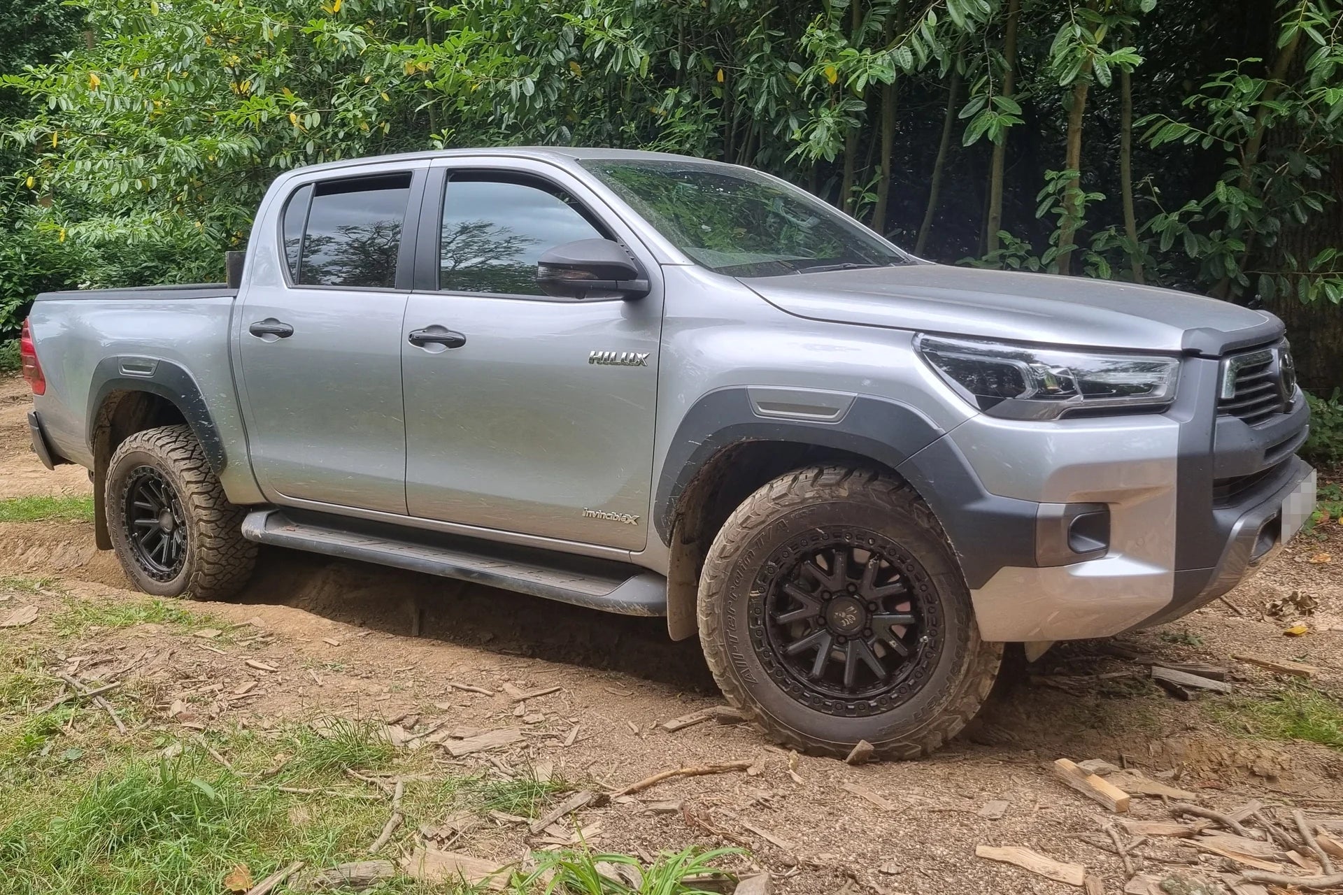 TOYOTA HILUX (2016+) WITH MAGPIE M-02 WHEELS